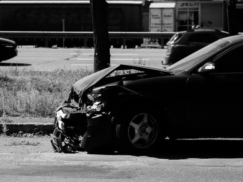 Automóvil con daños frontales después de un accidente de auto